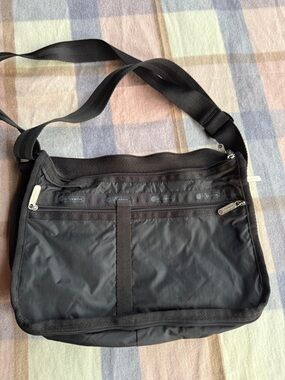 Lesportsac black deluxe everyday bag